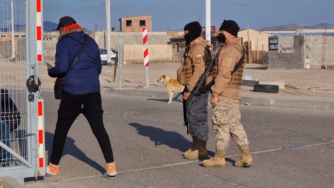 Militares enfrentaron a tiros a conductora que evadió control en