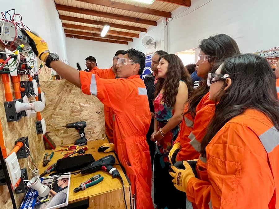 Autoridades visitan curso de Electricidad Domiciliaria y Energías