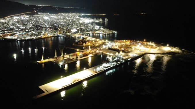 Puerto-de-Iquique-anoche-con-luces-Led